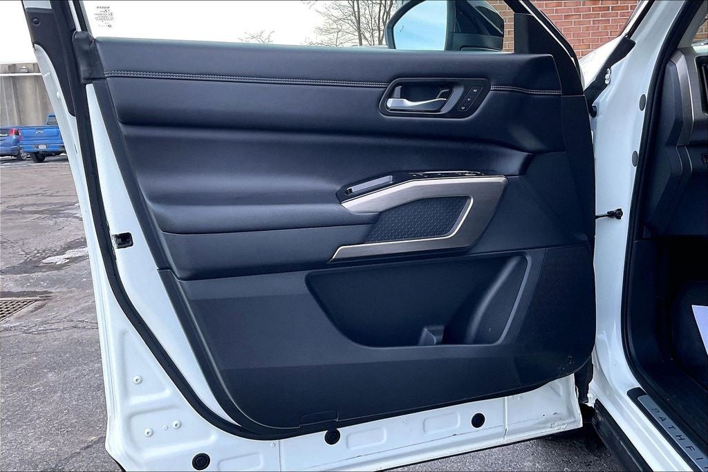 2023 Nissan Pathfinder Platinum Black