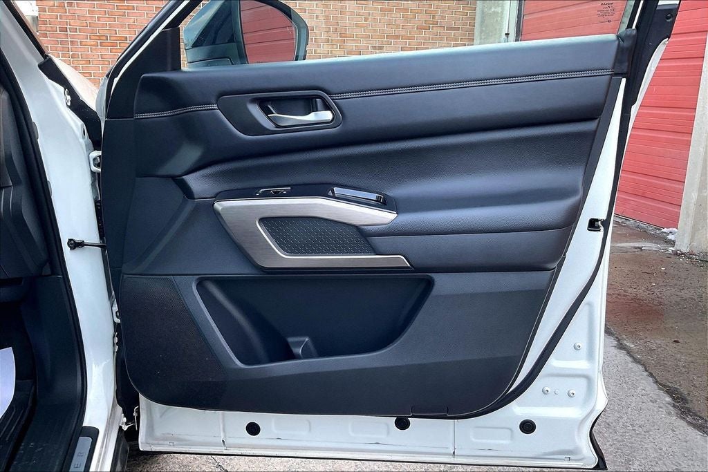 2023 Nissan Pathfinder Platinum Black