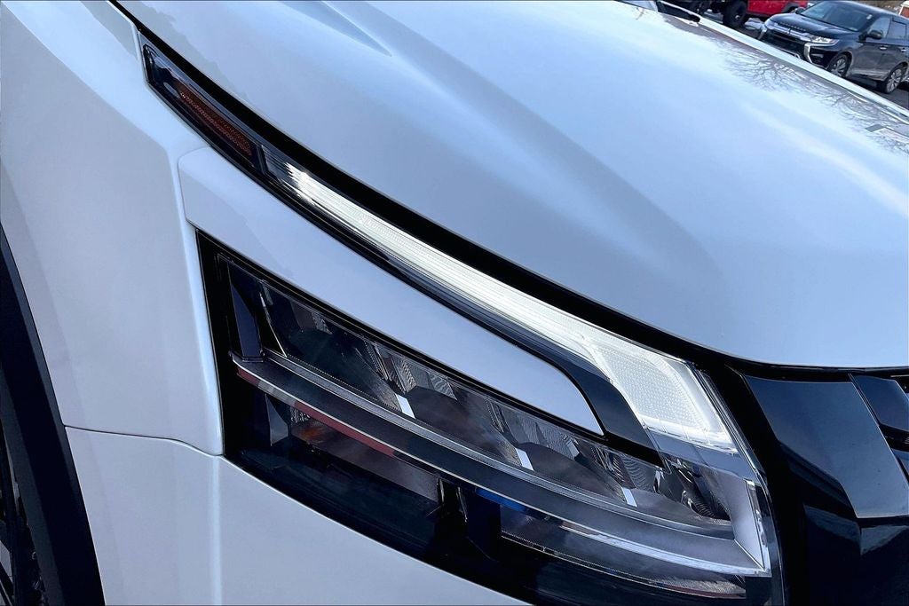 2023 Nissan Pathfinder Platinum Black