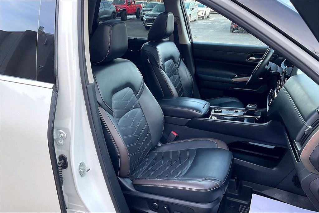 2023 Nissan Pathfinder Platinum Black