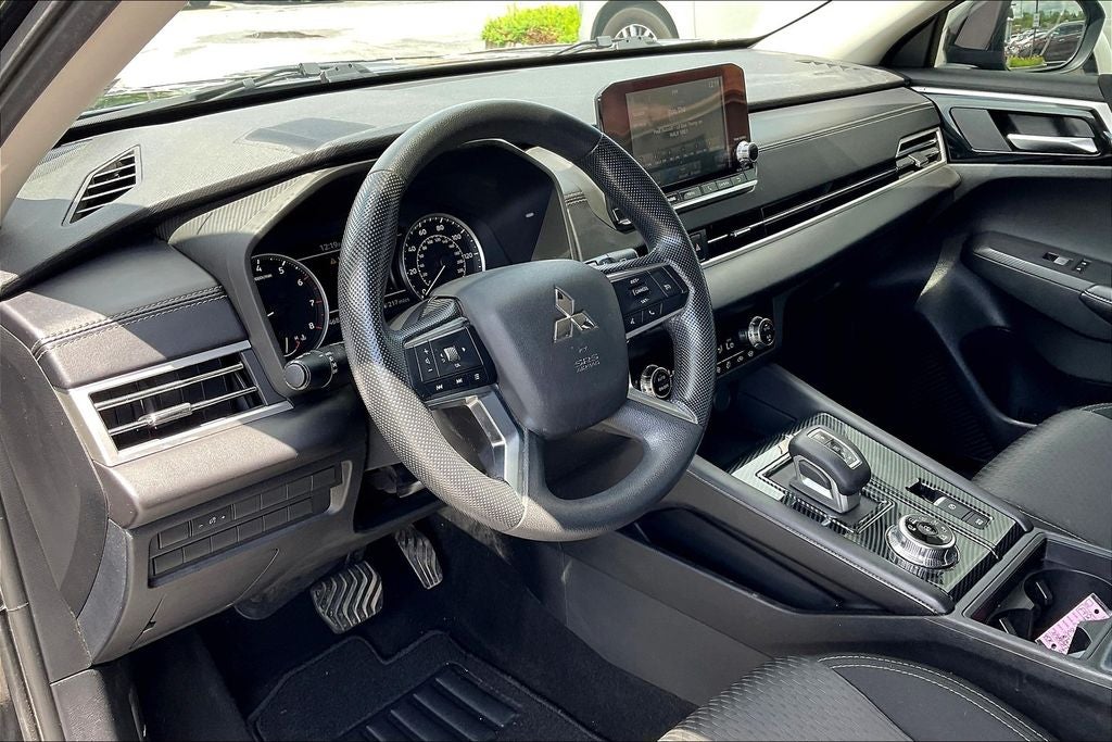 2022 Mitsubishi Outlander ES
