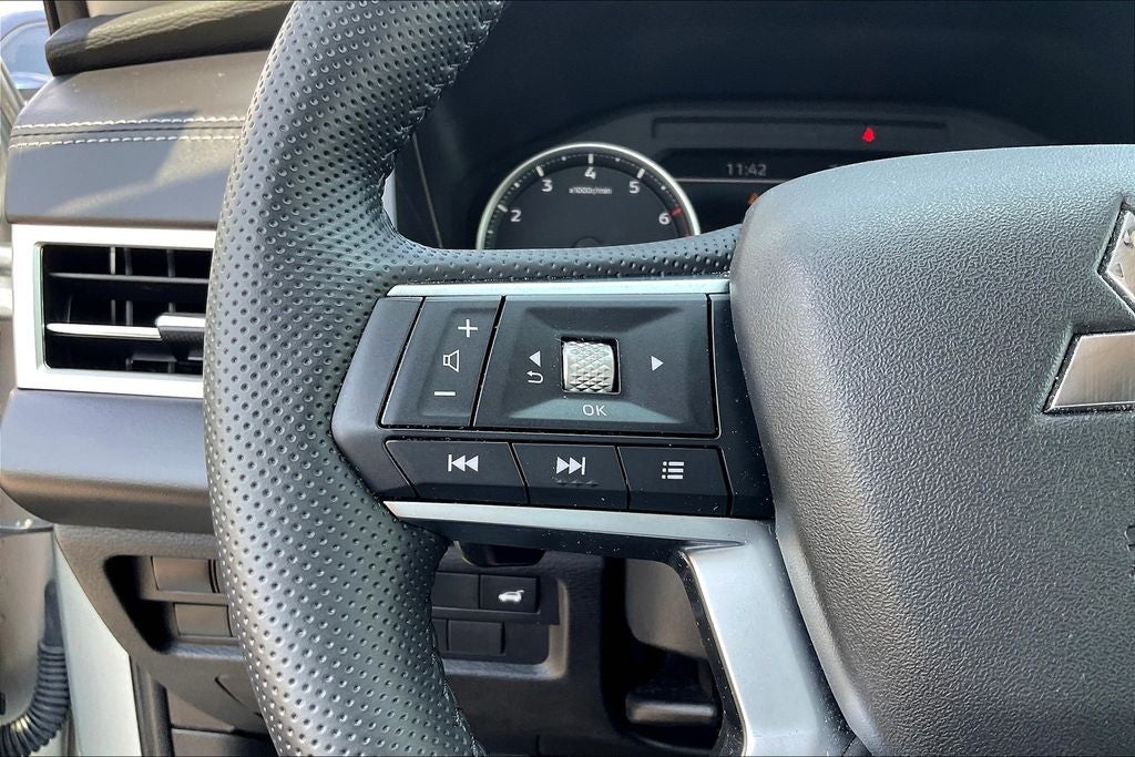 2023 Mitsubishi Outlander SE