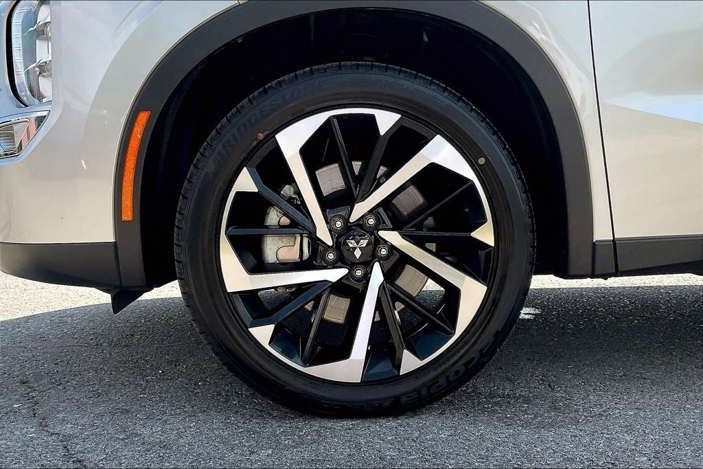 2023 Mitsubishi Outlander SE