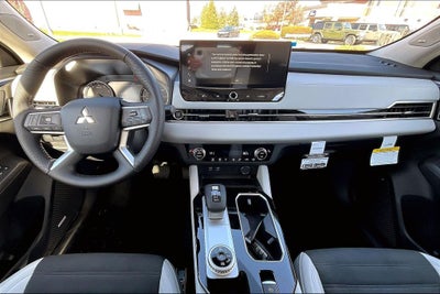 2025 Mitsubishi Outlander SE