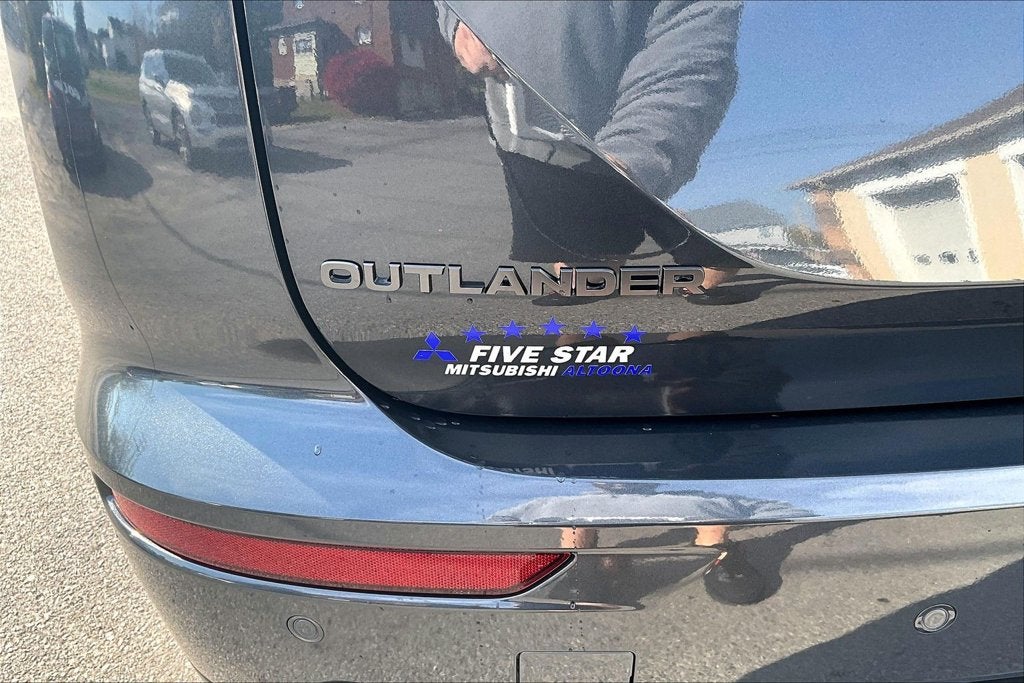 2027 Mitsubishi Outlander LE
